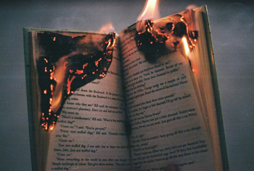 beautiful-book-on-fire-books-burning-fire-Favim.com-111591